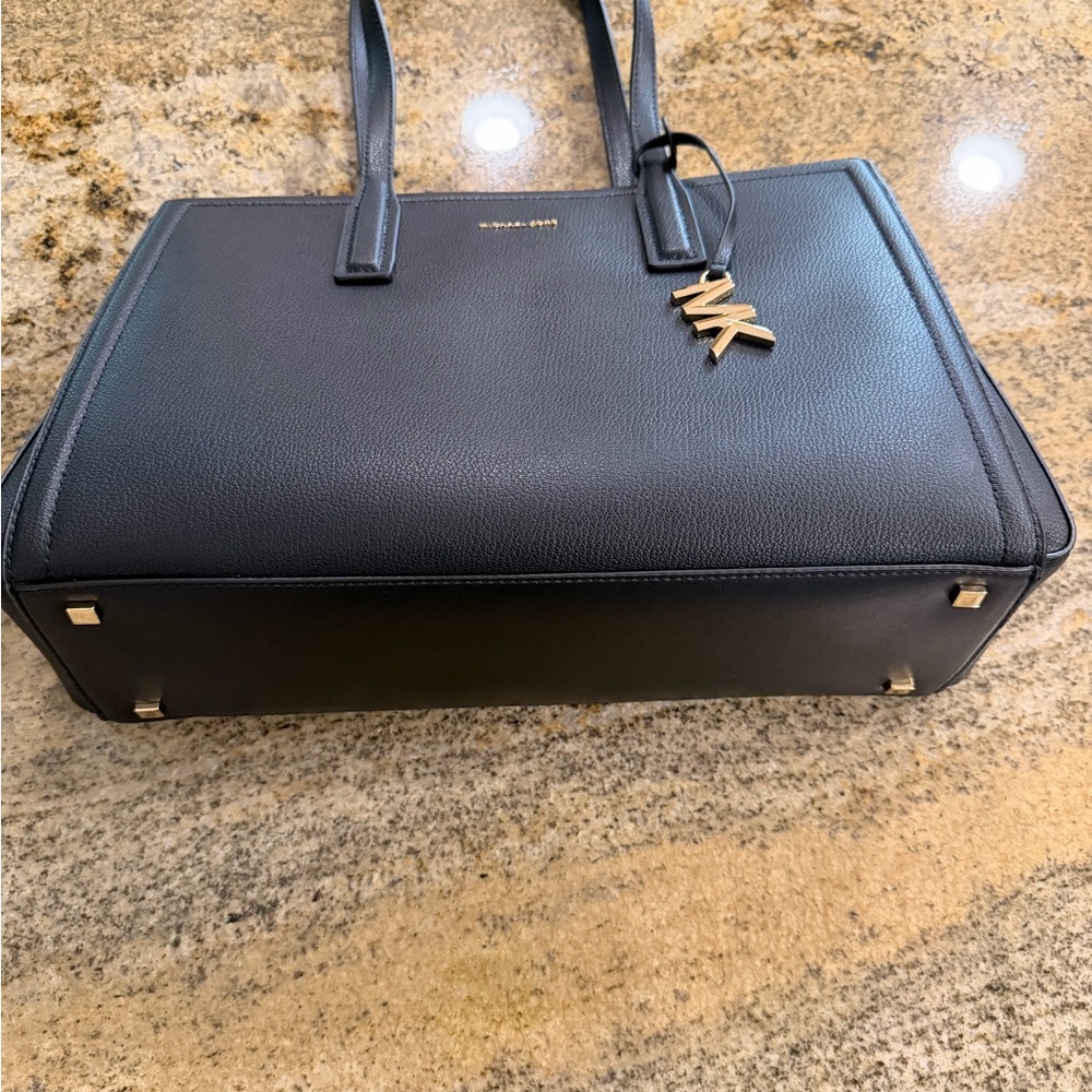 Michael Kors Laila Leather Tote Bag NWT. Black and all leather. Very nice bag. - Picture 6 of 7